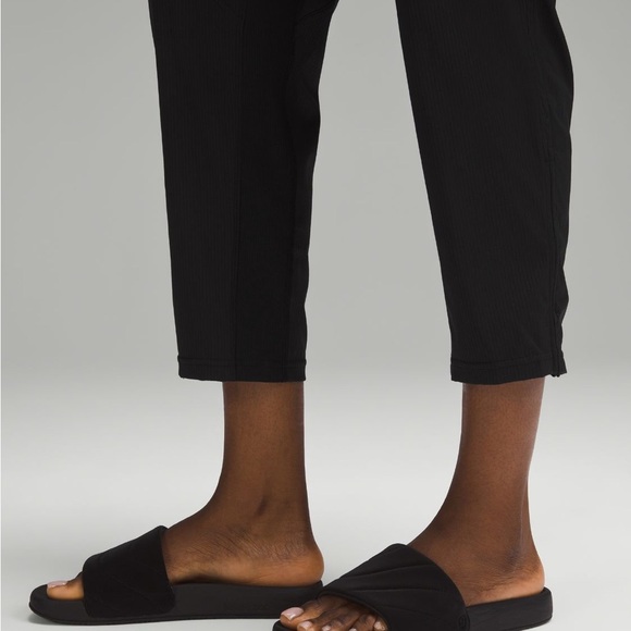 LULULEMON Dance Studio mid rise crop pant. Black size 4 - Picture 4 of 4